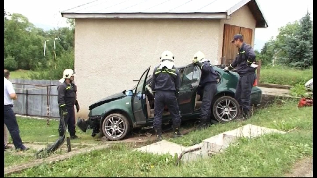 Tragická nehoda policajta v Očovej, manželka zomrela